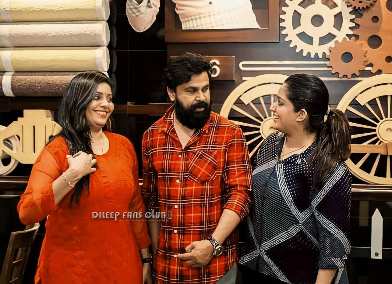 'മുട്ടായി തിന്നാല്‍ പുഴുപ്പല്ല വരും': കുസൃതിക്കുടുക്കയായി കൊച്ചുമഹാലക്ഷ്മി, ഒപ്പം ദിലീപും കാവ്യയും