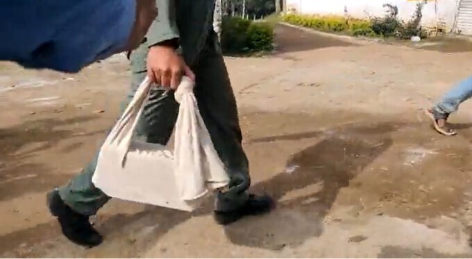 കൂനൂരില്‍ എയര്‍ഫോഴ്‌സ് സംഘം തകര്‍ന്ന ഹെലികോപ്ടറിന്റെ ബ്ലാക്ക് ബോക്‌സ് കണ്ടെടുക്കുന്നു ചിത്രങ്ങള്‍