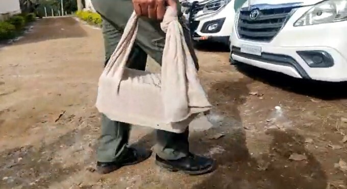 കൂനൂരില്‍ എയര്‍ഫോഴ്‌സ് സംഘം തകര്‍ന്ന ഹെലികോപ്ടറിന്റെ ബ്ലാക്ക് ബോക്‌സ് കണ്ടെടുക്കുന്നു ചിത്രങ്ങള്‍