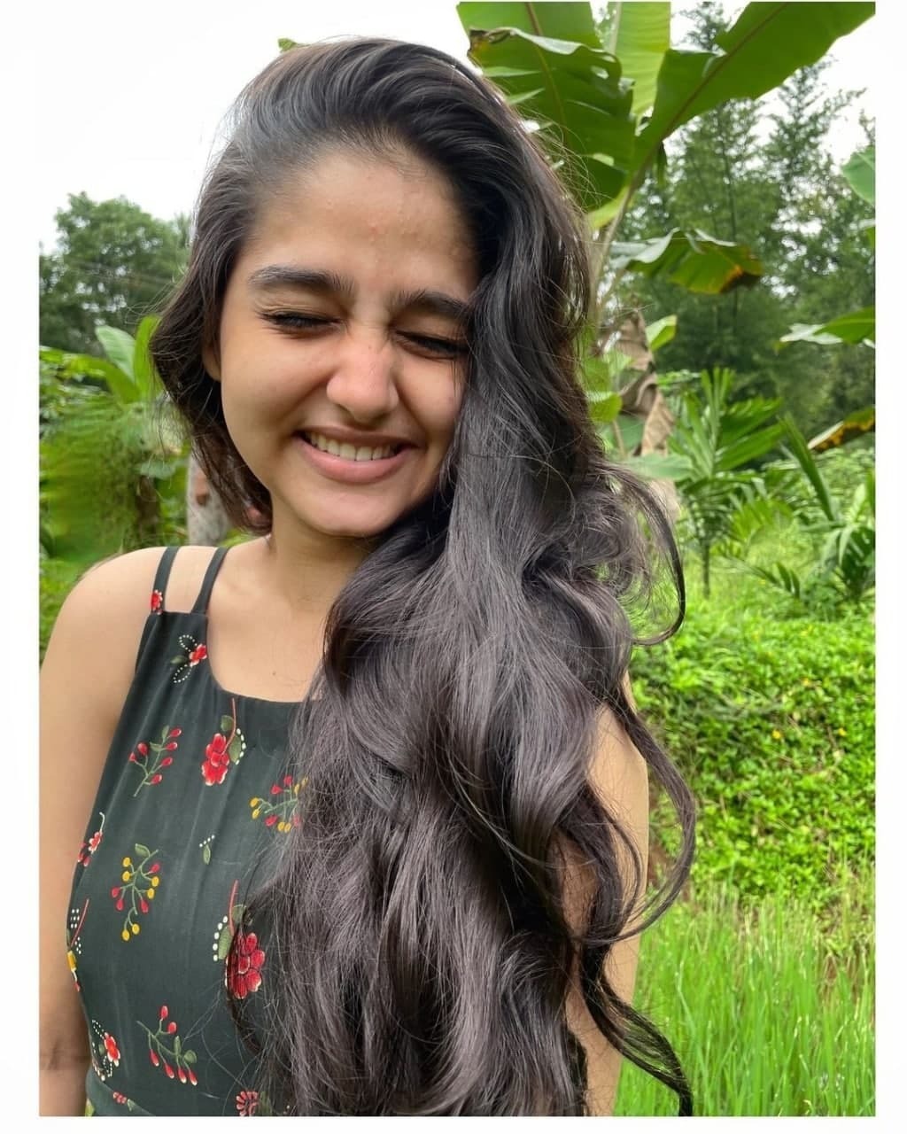 പൊട്ടിച്ചിരിച്ച് അനശ്വര രാജന്‍; ചുവപ്പില്‍ വേറിട്ട ലുക്ക്... മേക്കപ്പ് കൂടിയെന്ന് കമന്റുകള്‍