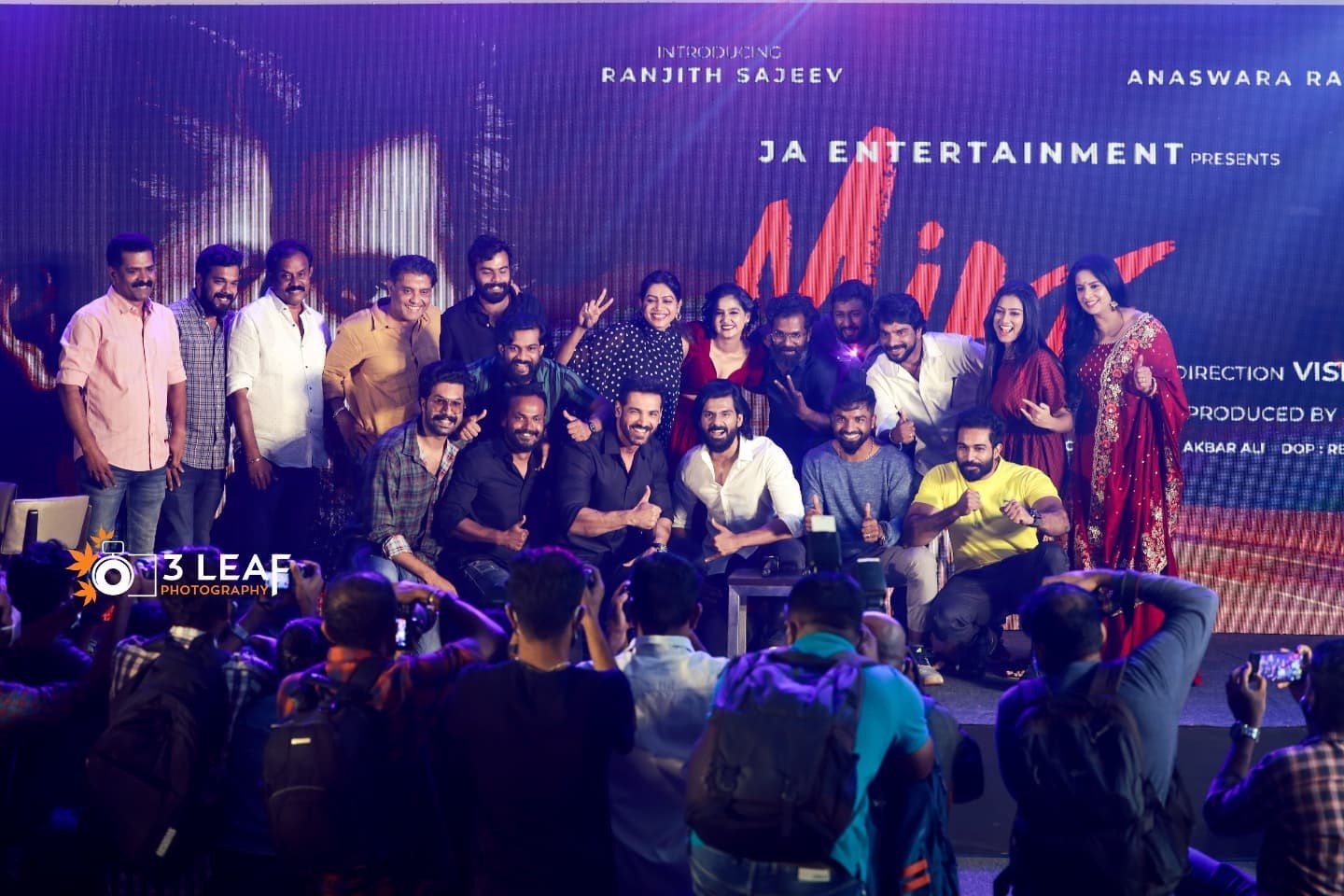 പൊട്ടിച്ചിരിച്ച് അനശ്വര രാജന്‍; ചുവപ്പില്‍ വേറിട്ട ലുക്ക്... മേക്കപ്പ് കൂടിയെന്ന് കമന്റുകള്‍