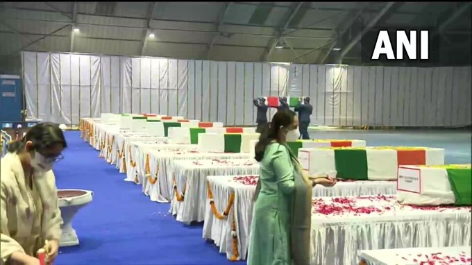 ಸಿಡಿಎಸ್ ಜನರಲ್ ಬಿಪಿನ್ ರಾವತ್, ಅವರ ಪತ್ನಿ ಮಧುಲಿಕಾ ರಾವತ್ ಪಾರ್ಥಿವ ಶರೀರವನ್ನು ಪಾಲಂ ವಾಯುನೆಲೆಯಲ್ಲಿ ಇರಿಸಲಾಗಿದೆ