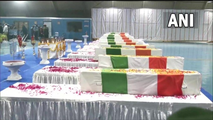 ಸಿಡಿಎಸ್ ಜನರಲ್ ಬಿಪಿನ್ ರಾವತ್, ಅವರ ಪತ್ನಿ ಮಧುಲಿಕಾ ರಾವತ್ ಪಾರ್ಥಿವ ಶರೀರವನ್ನು ಪಾಲಂ ವಾಯುನೆಲೆಯಲ್ಲಿ ಇರಿಸಲಾಗಿದೆ