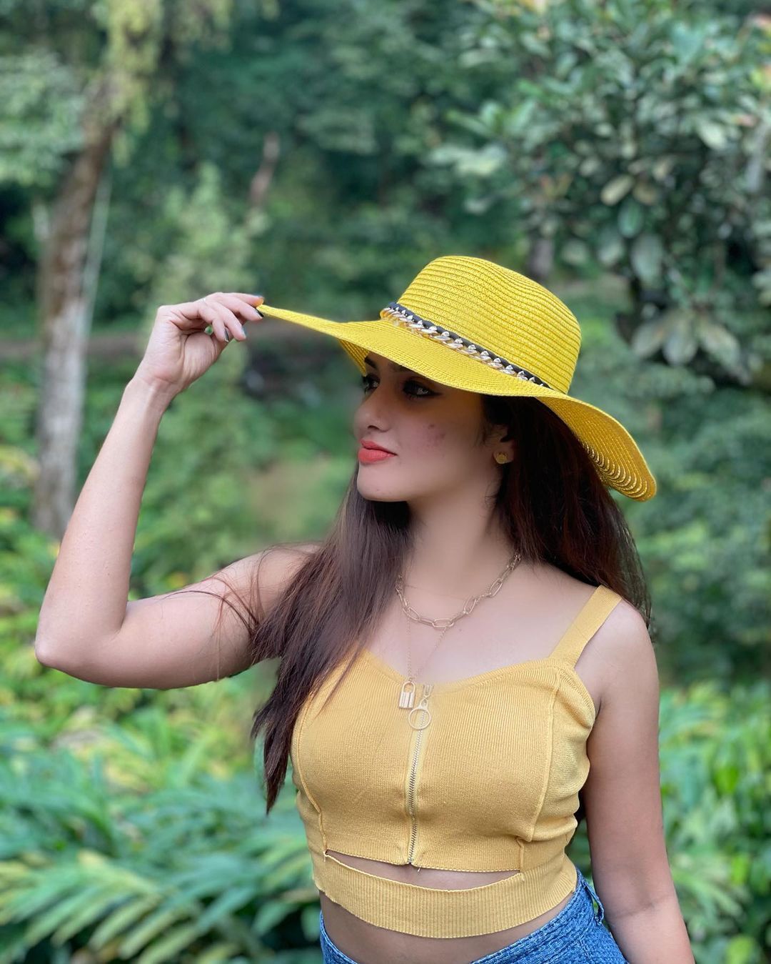 അരണമലയില്‍ ആഹ്ളാദ തിമിർപ്പില്‍ ഗായന്ത്രി സുരേഷ്; വൈറായി പുതിയ ചിത്രങ്ങള്‍