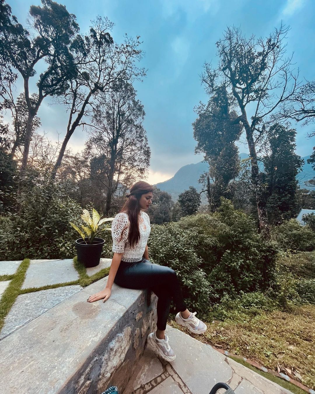 അരണമലയില്‍ ആഹ്ളാദ തിമിർപ്പില്‍ ഗായന്ത്രി സുരേഷ്; വൈറായി പുതിയ ചിത്രങ്ങള്‍