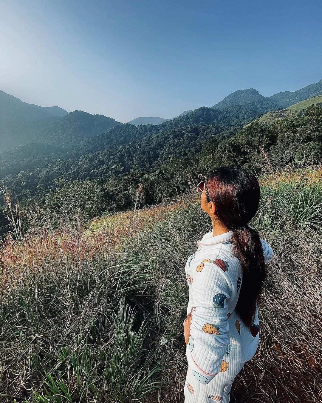 അരണമലയില്‍ ആഹ്ളാദ തിമിർപ്പില്‍ ഗായന്ത്രി സുരേഷ്; വൈറായി പുതിയ ചിത്രങ്ങള്‍