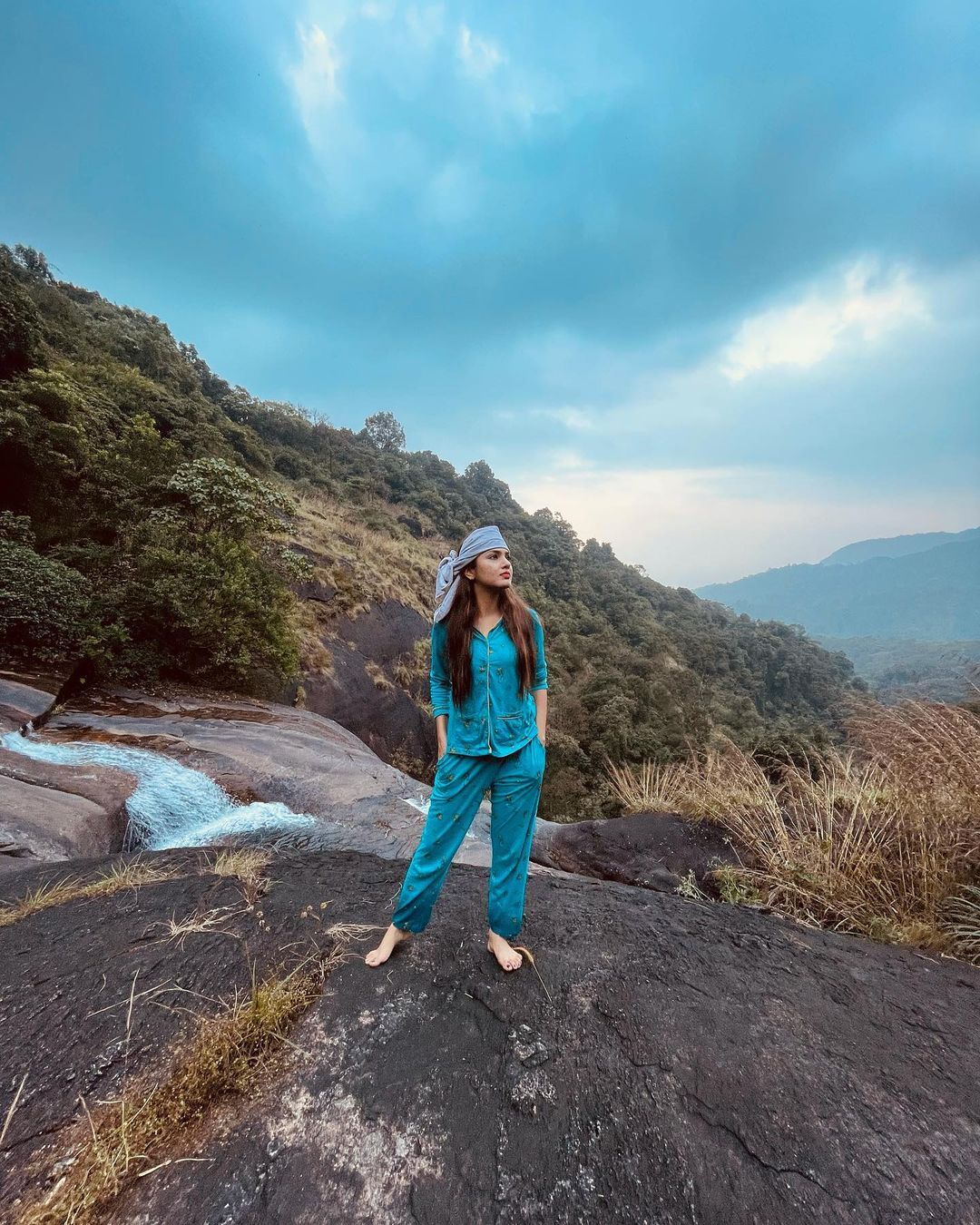 അരണമലയില്‍ ആഹ്ളാദ തിമിർപ്പില്‍ ഗായന്ത്രി സുരേഷ്; വൈറായി പുതിയ ചിത്രങ്ങള്‍