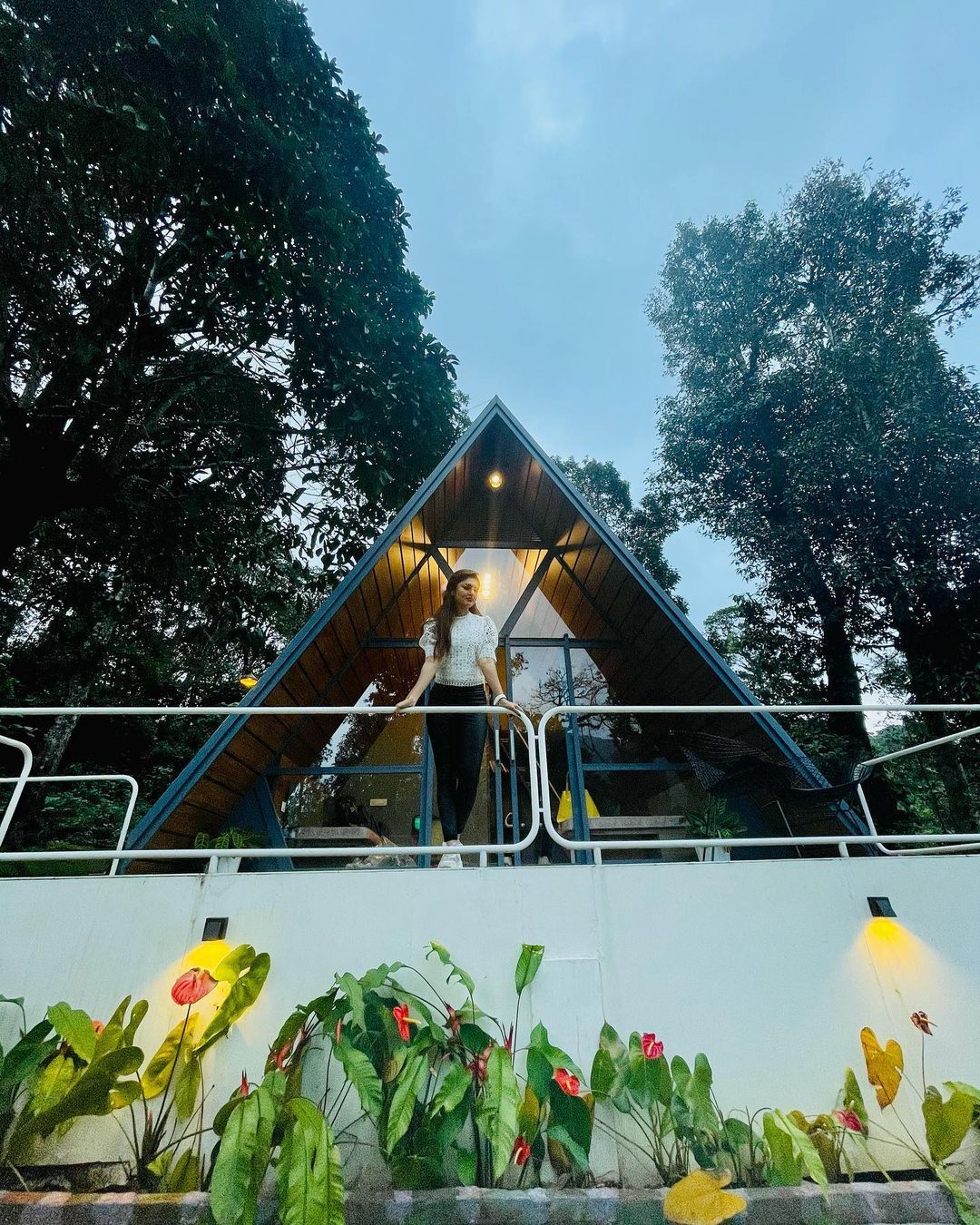 അരണമലയില്‍ ആഹ്ളാദ തിമിർപ്പില്‍ ഗായന്ത്രി സുരേഷ്; വൈറായി പുതിയ ചിത്രങ്ങള്‍