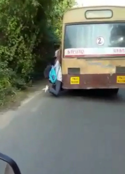 ஓடும் பேருந்தில் இருந்து கை நழுவி ஜஸ்ட் மிஸ்ஸில் உயிர் தப்பிய கல்லூரி மாணவன்..! பதைபதைக்கும் வீடியோ காட்சி!