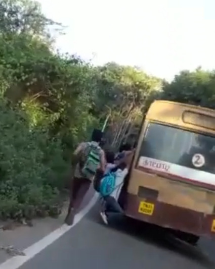 ஓடும் பேருந்தில் இருந்து கை நழுவி ஜஸ்ட் மிஸ்ஸில் உயிர் தப்பிய கல்லூரி மாணவன்..! பதைபதைக்கும் வீடியோ காட்சி!