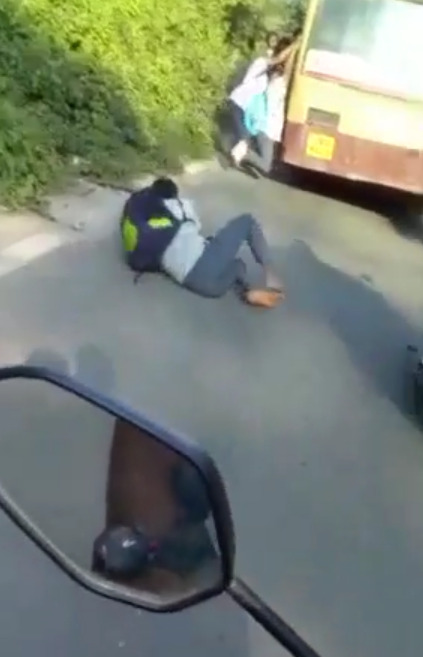 ஓடும் பேருந்தில் இருந்து கை நழுவி ஜஸ்ட் மிஸ்ஸில் உயிர் தப்பிய கல்லூரி மாணவன்..! பதைபதைக்கும் வீடியோ காட்சி!