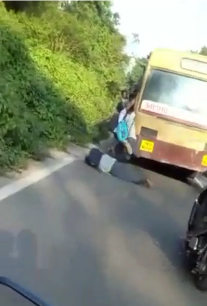 ஓடும் பேருந்தில் இருந்து கை நழுவி ஜஸ்ட் மிஸ்ஸில் உயிர் தப்பிய கல்லூரி மாணவன்..! பதைபதைக்கும் வீடியோ காட்சி!