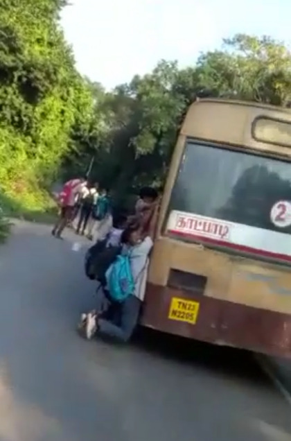 ஓடும் பேருந்தில் இருந்து கை நழுவி ஜஸ்ட் மிஸ்ஸில் உயிர் தப்பிய கல்லூரி மாணவன்..! பதைபதைக்கும் வீடியோ காட்சி!