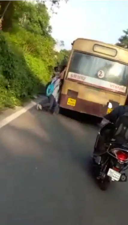 ஓடும் பேருந்தில் இருந்து கை நழுவி ஜஸ்ட் மிஸ்ஸில் உயிர் தப்பிய கல்லூரி மாணவன்..! பதைபதைக்கும் வீடியோ காட்சி!