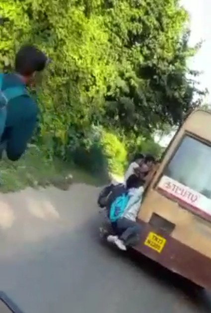 ஓடும் பேருந்தில் இருந்து கை நழுவி ஜஸ்ட் மிஸ்ஸில் உயிர் தப்பிய கல்லூரி மாணவன்..! பதைபதைக்கும் வீடியோ காட்சி!