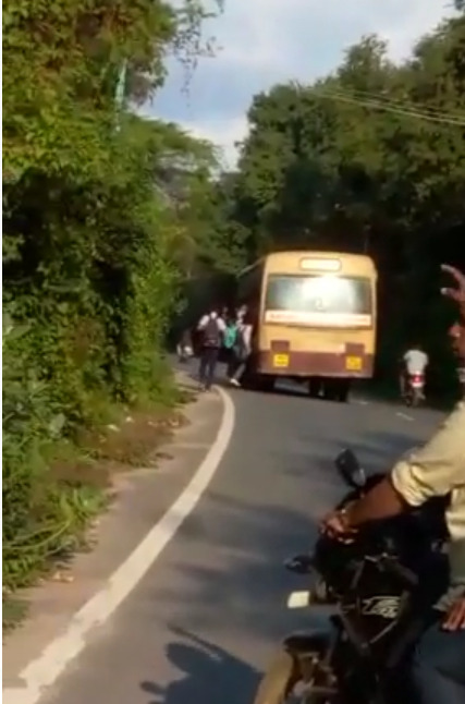ஓடும் பேருந்தில் இருந்து கை நழுவி ஜஸ்ட் மிஸ்ஸில் உயிர் தப்பிய கல்லூரி மாணவன்..! பதைபதைக்கும் வீடியோ காட்சி!