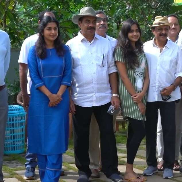 കാരവനില്‍ മീര ജാസ്മിന്റെ അടിപൊളി നൃത്തം!! ചിരിച്ചുല്ലസിച്ച് നടി... അതിനൊരു കാരണവുമുണ്ട്