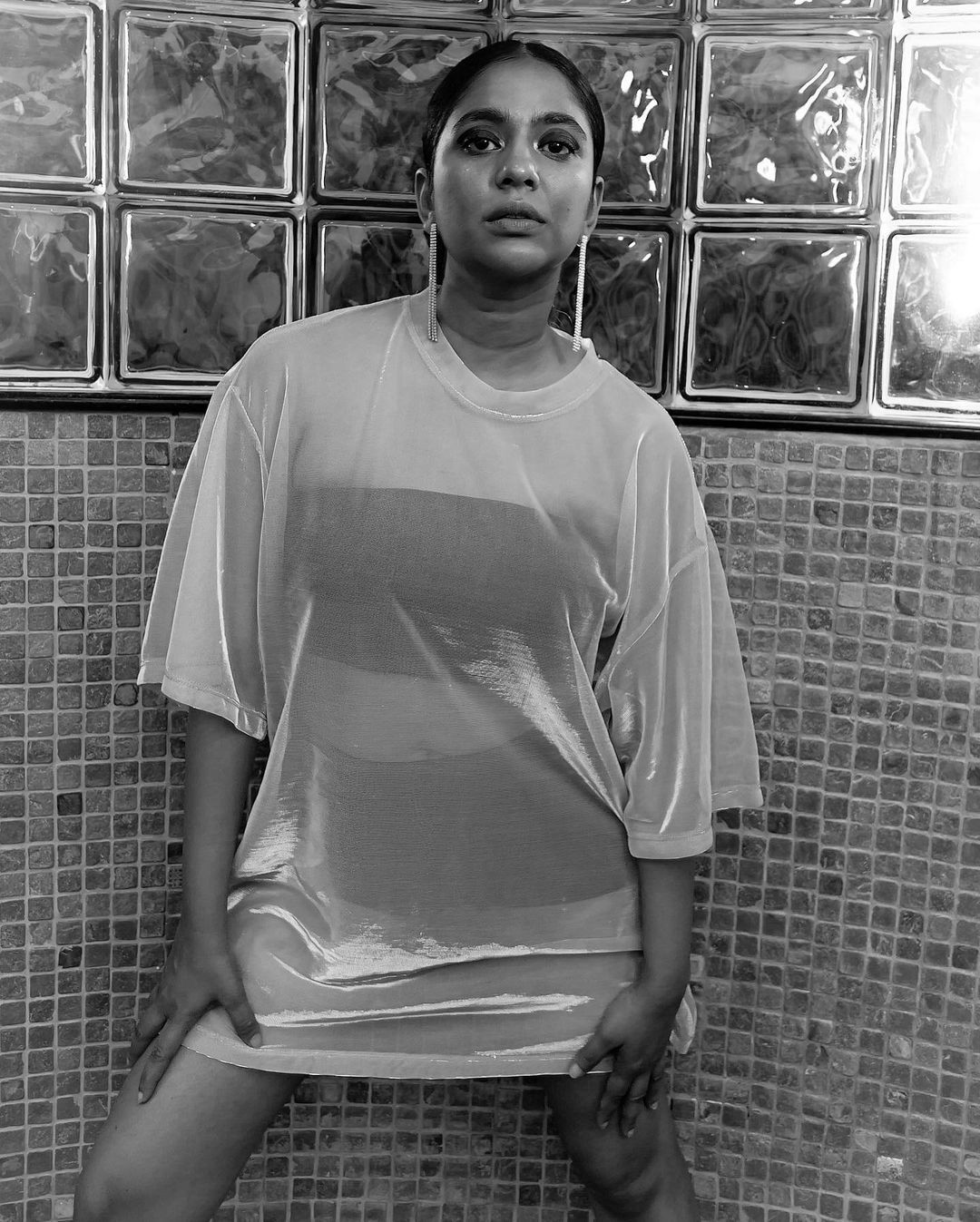 ഇത് ഹോട്ടും ക്യൂട്ടും ഒന്നുമല്ല: നടി ശ്രിദ്ധയുടെ വെറൈറ്റി ഫോട്ടോ ഷൂട്ട് വൈറല്‍