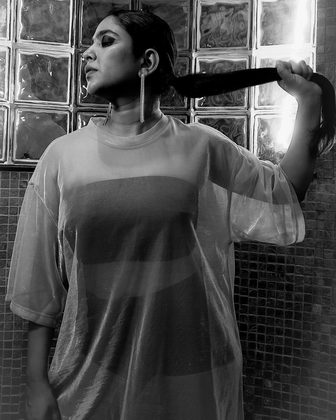 ഇത് ഹോട്ടും ക്യൂട്ടും ഒന്നുമല്ല: നടി ശ്രിദ്ധയുടെ വെറൈറ്റി ഫോട്ടോ ഷൂട്ട് വൈറല്‍