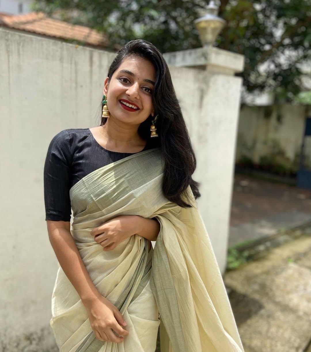 വീണ്ടും ഞെട്ടിച്ച് എസ്തര്‍ അനില്‍, സ്ത്രീ സൂര്യനെ പോലെ... അതിപ്പോ ലാഭമായല്ലോ എന്ന് കമന്റ്...