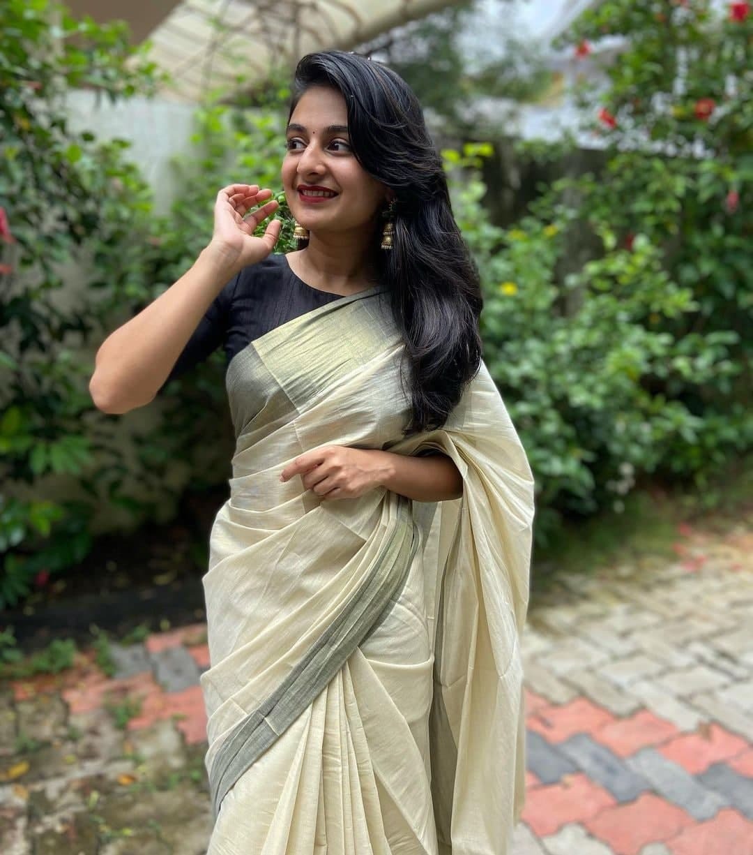 വീണ്ടും ഞെട്ടിച്ച് എസ്തര്‍ അനില്‍, സ്ത്രീ സൂര്യനെ പോലെ... അതിപ്പോ ലാഭമായല്ലോ എന്ന് കമന്റ്...