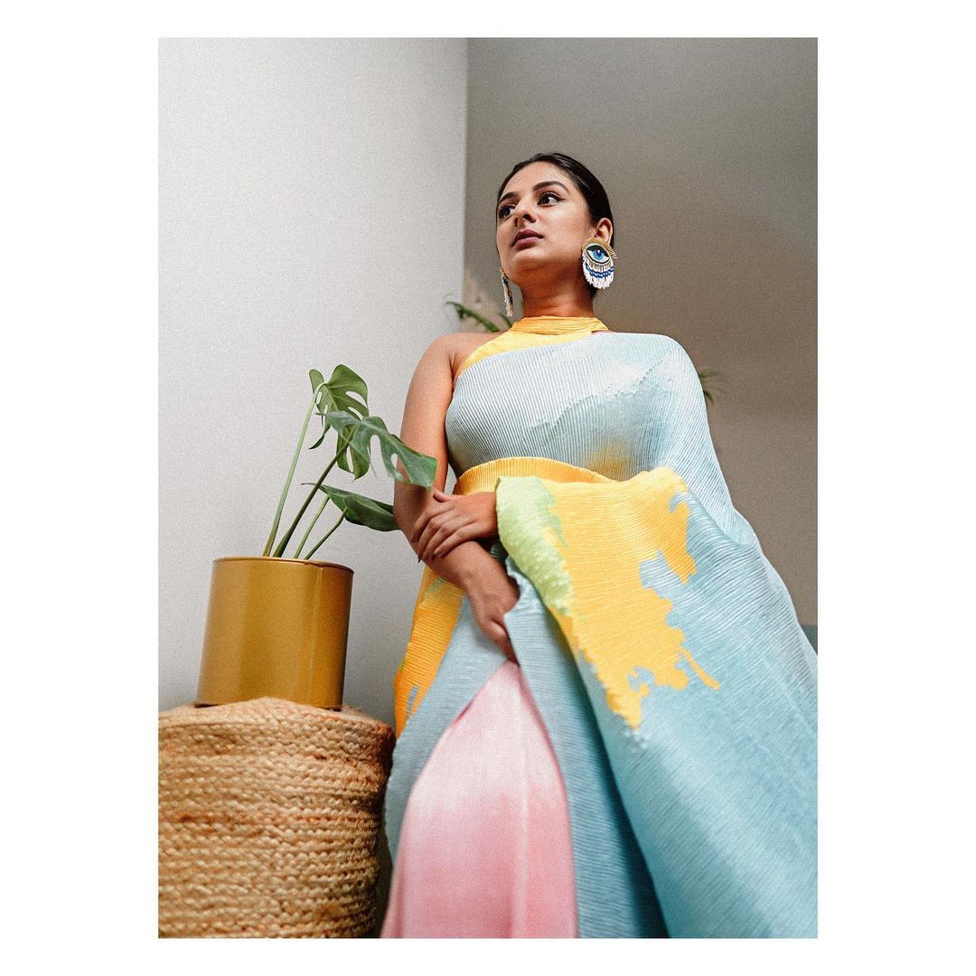 വീണ്ടും ഞെട്ടിച്ച് എസ്തര്‍ അനില്‍, സ്ത്രീ സൂര്യനെ പോലെ... അതിപ്പോ ലാഭമായല്ലോ എന്ന് കമന്റ്...