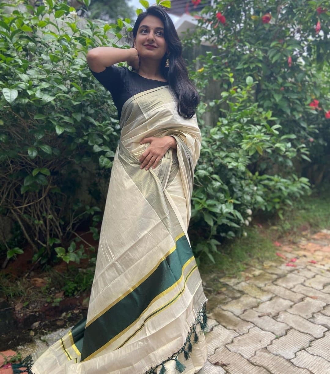 വീണ്ടും ഞെട്ടിച്ച് എസ്തര്‍ അനില്‍, സ്ത്രീ സൂര്യനെ പോലെ... അതിപ്പോ ലാഭമായല്ലോ എന്ന് കമന്റ്...