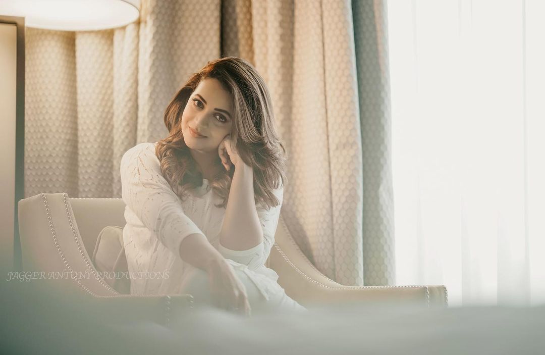 ഒരു മാലാഖയെ പോലെ സുന്ദരിയായ ഭാവന: 'കാറ്റത്ത് ആടിയുലഞ്ഞവള്‍'- വെറലായി പുതിയ ചിത്രങ്ങള്‍