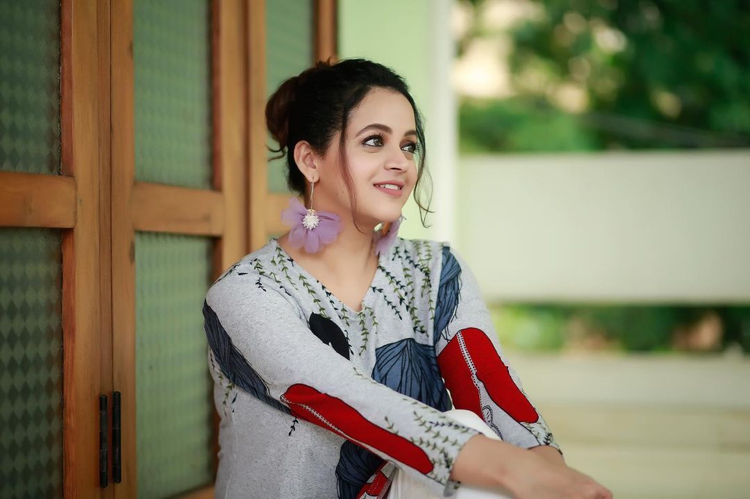 ഒരു മാലാഖയെ പോലെ സുന്ദരിയായ ഭാവന: 'കാറ്റത്ത് ആടിയുലഞ്ഞവള്‍'- വെറലായി പുതിയ ചിത്രങ്ങള്‍