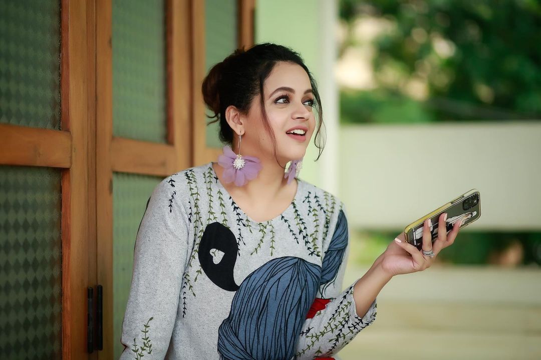 ഒരു മാലാഖയെ പോലെ സുന്ദരിയായ ഭാവന: 'കാറ്റത്ത് ആടിയുലഞ്ഞവള്‍'- വെറലായി പുതിയ ചിത്രങ്ങള്‍