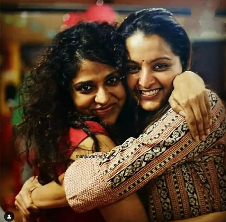 കെട്ടിപിടിച്ച് മഞ്ജു വാര്യർ, മുത്തമേറ്റ് വാങ്ങി നിമിഷ: പൂർണ്ണിമ ഇന്ദ്രജിത്തിന് പിറന്നാള്‍ ആശംസകള്‍