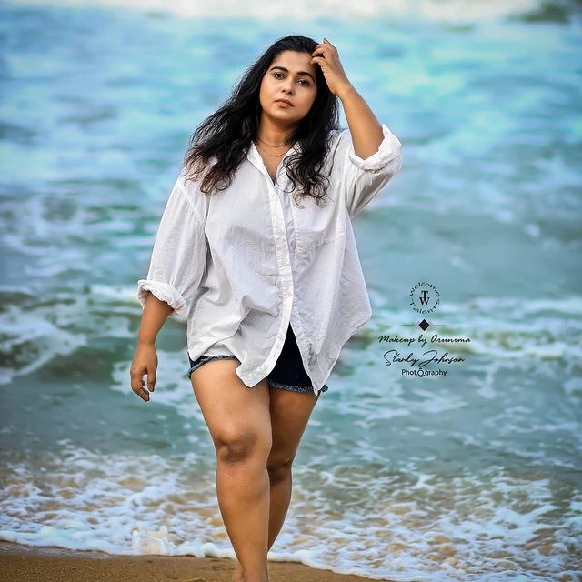 സ്വിം സ്യൂട്ടില്‍ ഞെട്ടിച്ച് ഫറ ഷിബ്‌ല; എന്റെ ശരീരത്തിന് വിലയിടാന്‍ വരരുത്... ചിത്രങ്ങള്‍