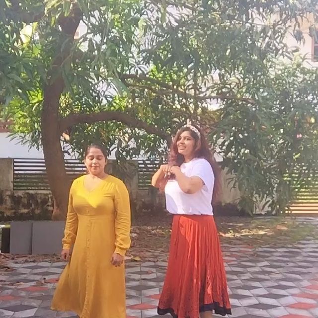 സ്വിം സ്യൂട്ടില്‍ ഞെട്ടിച്ച് ഫറ ഷിബ്‌ല; എന്റെ ശരീരത്തിന് വിലയിടാന്‍ വരരുത്... ചിത്രങ്ങള്‍