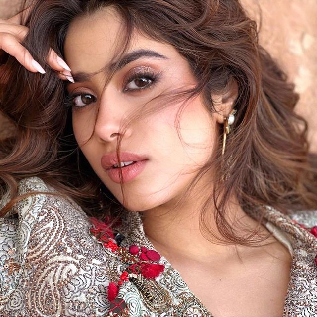 ജാന്‍വി ധരിച്ചത് പര്‍ദ്ദയാണോ? സൗദിയില്‍ നിന്നുള്ള ചിത്രം പങ്കുവച്ച് നടി, വൈറല്‍ ഫോട്ടോകള്‍ കാണാം