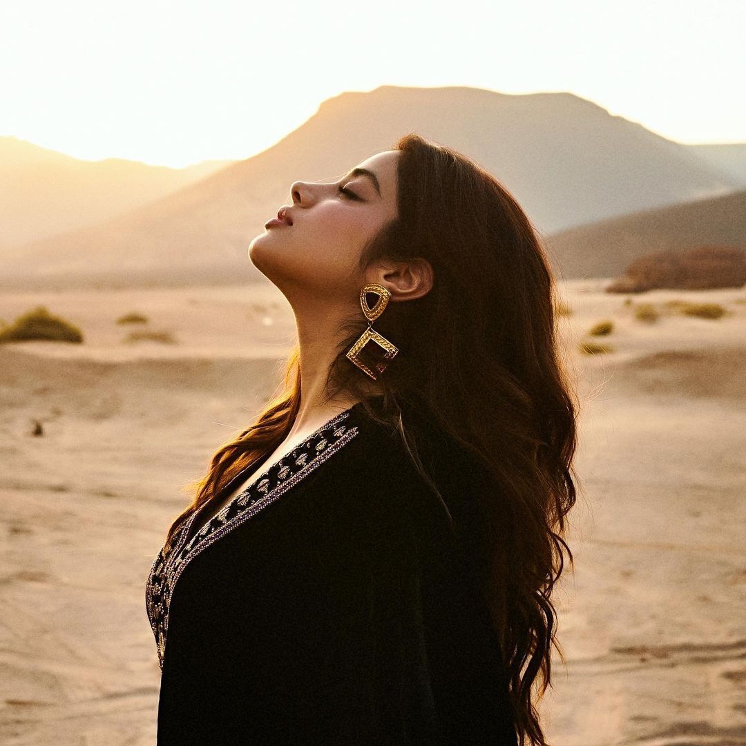 ജാന്‍വി ധരിച്ചത് പര്‍ദ്ദയാണോ? സൗദിയില്‍ നിന്നുള്ള ചിത്രം പങ്കുവച്ച് നടി, വൈറല്‍ ഫോട്ടോകള്‍ കാണാം