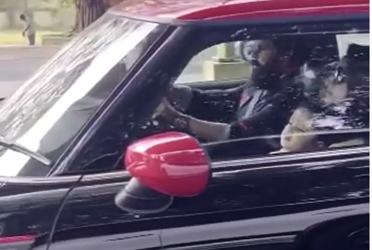  മിനി കൂപ്പറിൽ പറന്ന് ദിലീപും കാവ്യയും മഹാലക്ഷ്മിയും... മീനാക്ഷി  എവിടെ?