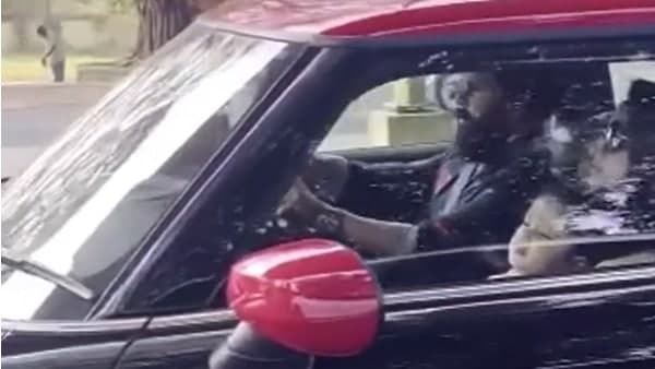  മിനി കൂപ്പറിൽ പറന്ന് ദിലീപും കാവ്യയും മഹാലക്ഷ്മിയും... മീനാക്ഷി  എവിടെ?