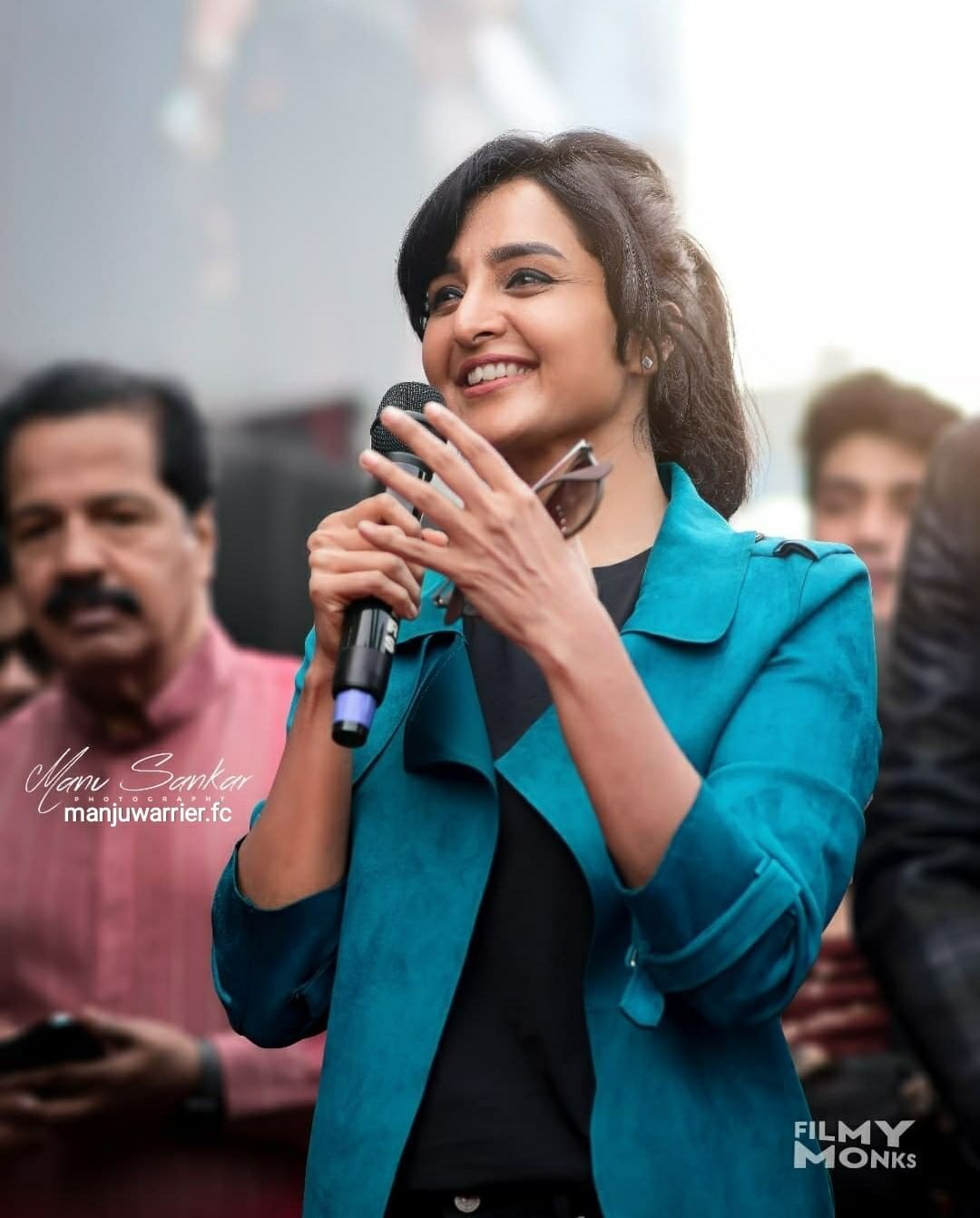 ഇത് എംജിആർ സ്റ്റൈല്‍: പെരിന്തല്‍മണ്ണയെ ഇളക്കി മറിച്ച് മഞ്ജു വാര്യർ