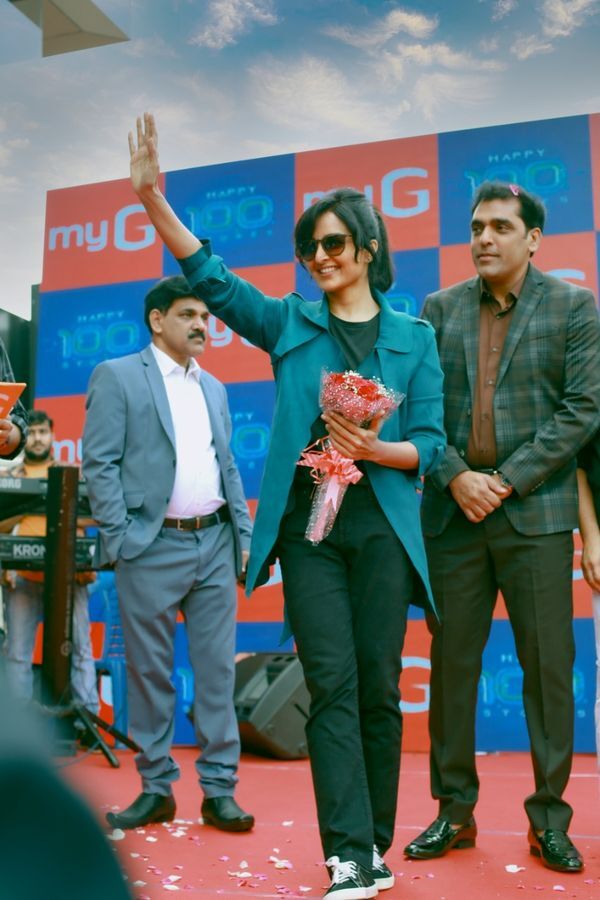 ഇത് എംജിആർ സ്റ്റൈല്‍: പെരിന്തല്‍മണ്ണയെ ഇളക്കി മറിച്ച് മഞ്ജു വാര്യർ