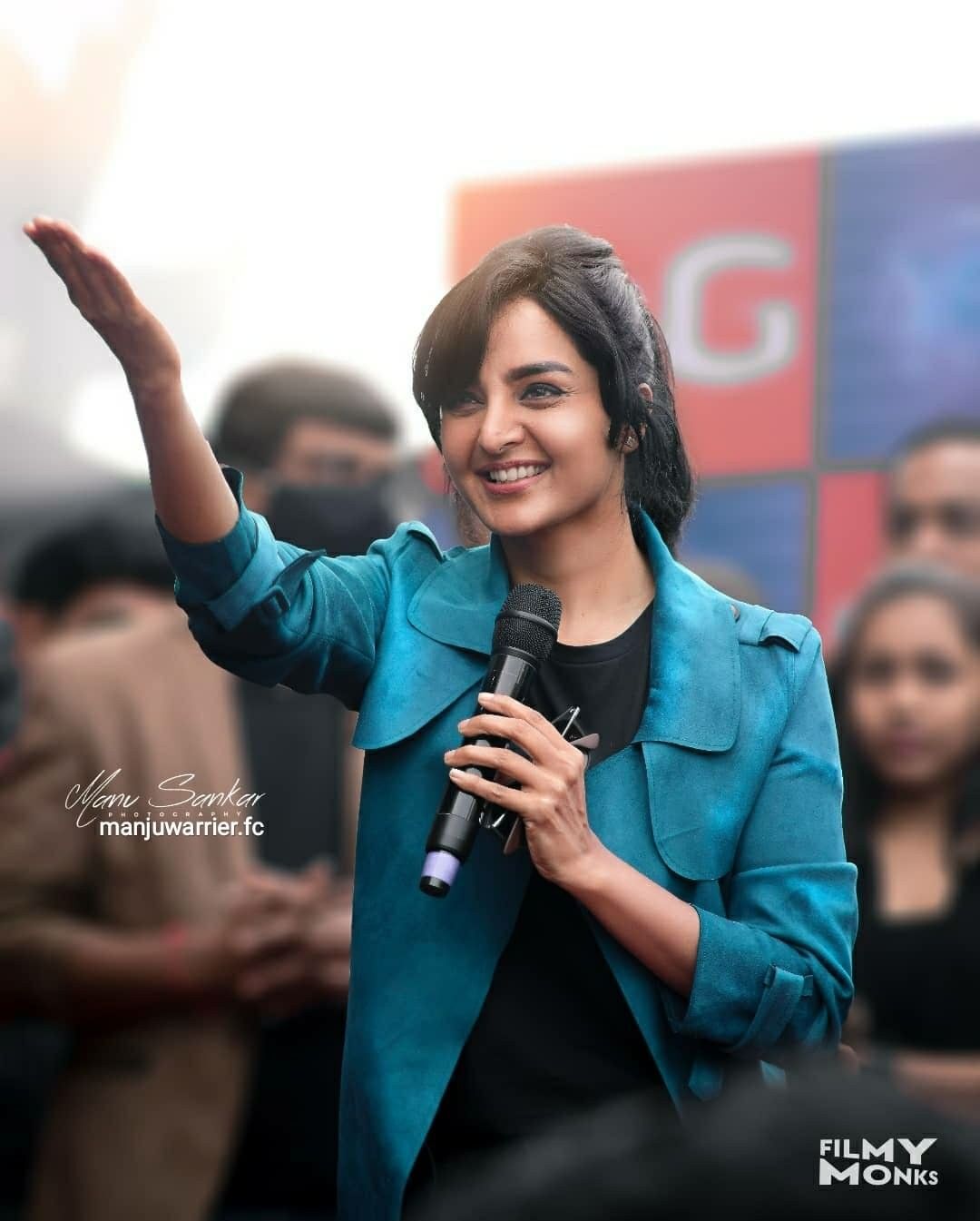 ഇത് എംജിആർ സ്റ്റൈല്‍: പെരിന്തല്‍മണ്ണയെ ഇളക്കി മറിച്ച് മഞ്ജു വാര്യർ