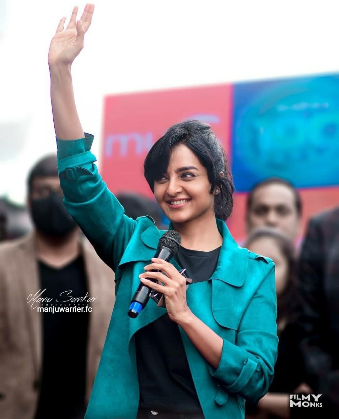 ഇത് എംജിആർ സ്റ്റൈല്‍: പെരിന്തല്‍മണ്ണയെ ഇളക്കി മറിച്ച് മഞ്ജു വാര്യർ