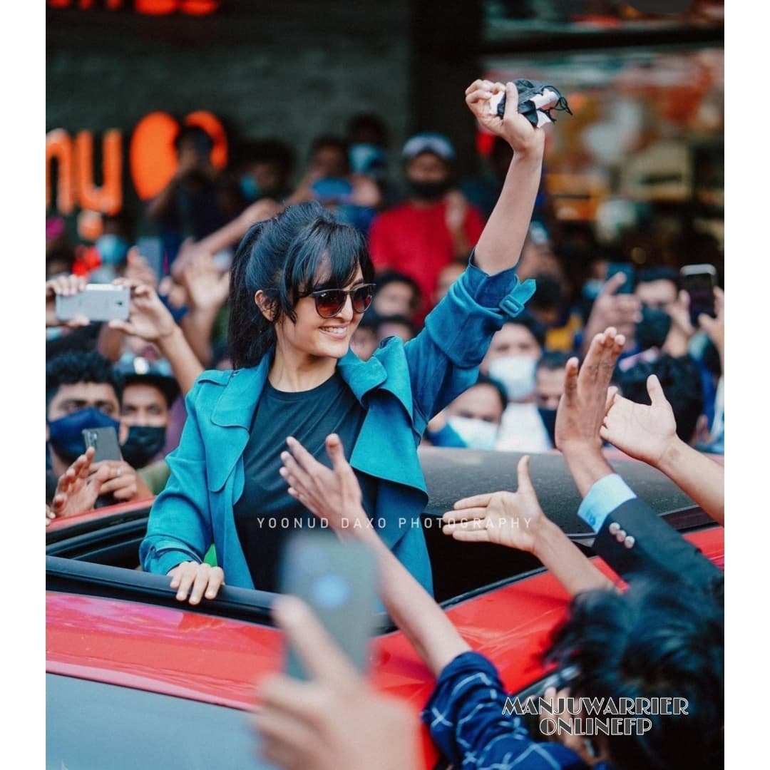 ഇത് എംജിആർ സ്റ്റൈല്‍: പെരിന്തല്‍മണ്ണയെ ഇളക്കി മറിച്ച് മഞ്ജു വാര്യർ