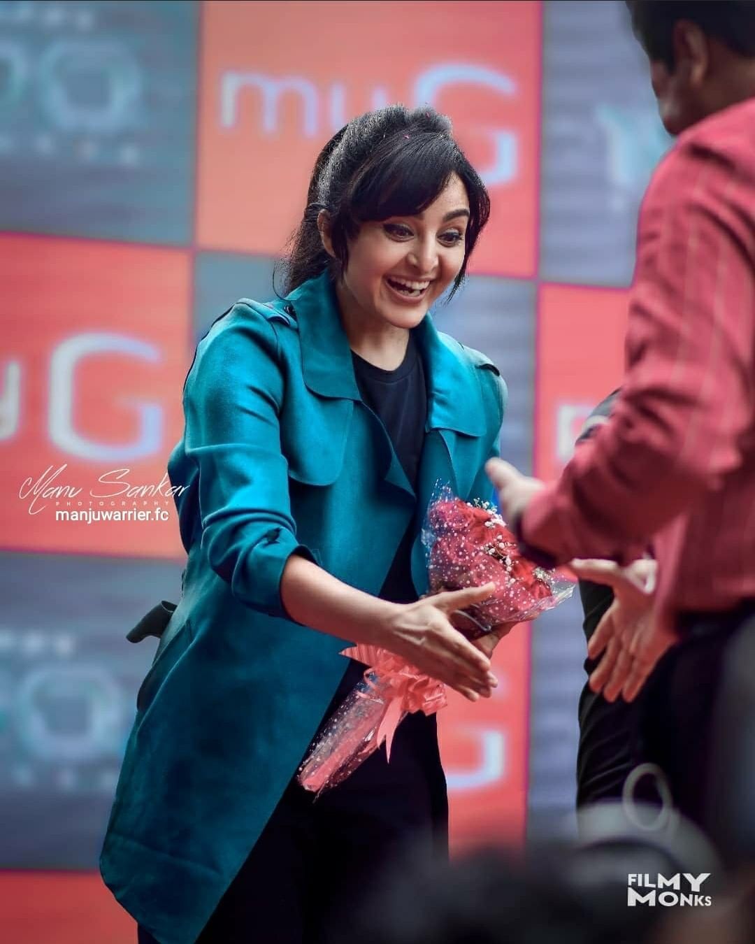 ഇത് എംജിആർ സ്റ്റൈല്‍: പെരിന്തല്‍മണ്ണയെ ഇളക്കി മറിച്ച് മഞ്ജു വാര്യർ