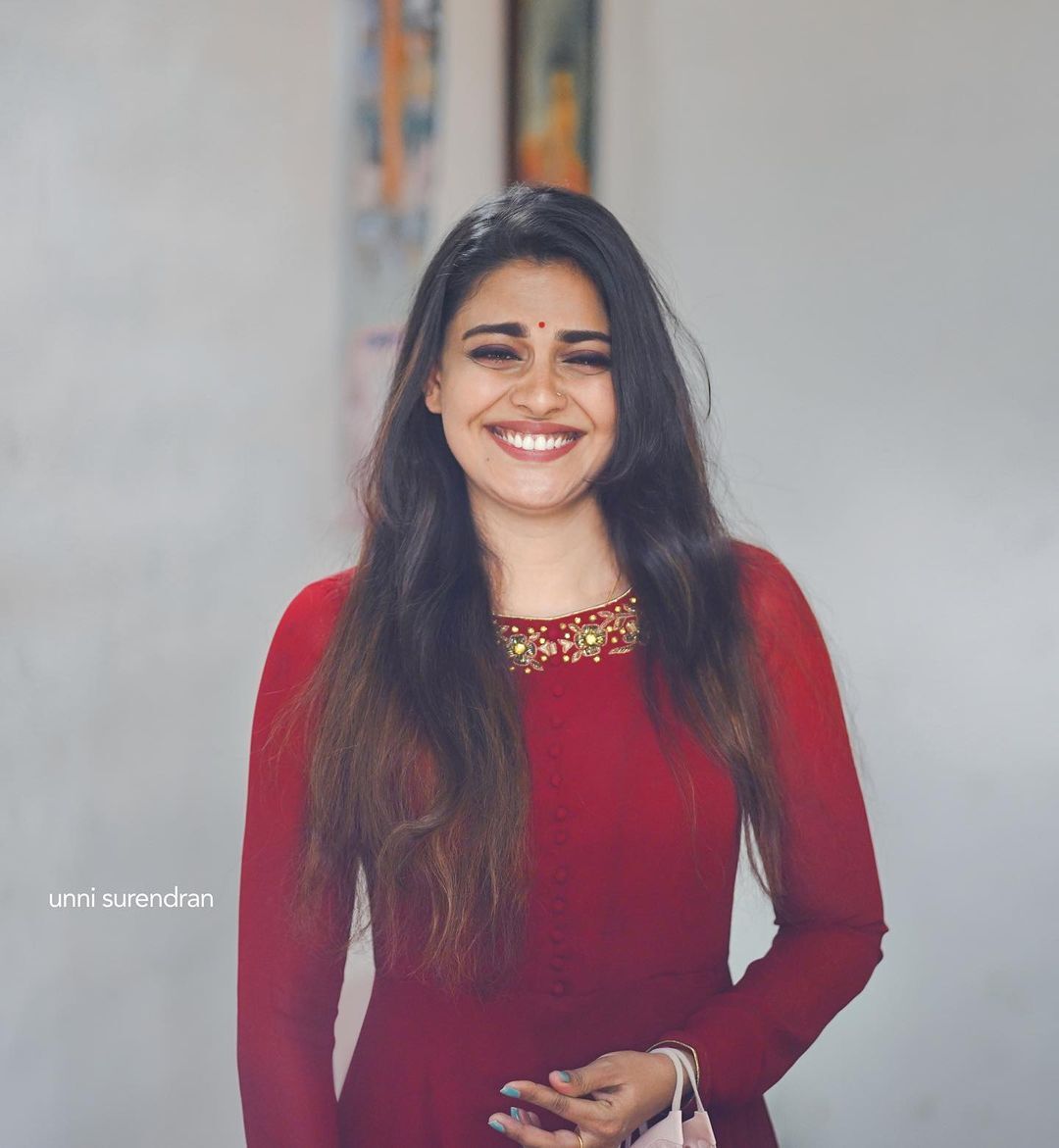 ആരും വീണു പോകും ഈ പുഞ്ചിരിയില്‍; നടി അനുശ്രിയുടെ പുതിയ ചിത്രങ്ങള്‍ വൈറലാവുന്നു