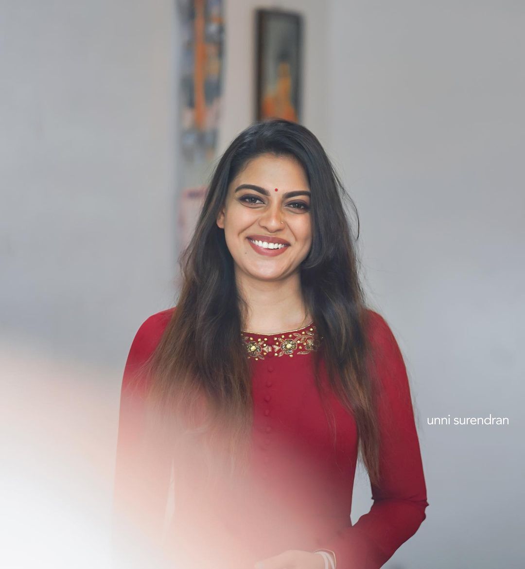 ആരും വീണു പോകും ഈ പുഞ്ചിരിയില്‍; നടി അനുശ്രിയുടെ പുതിയ ചിത്രങ്ങള്‍ വൈറലാവുന്നു