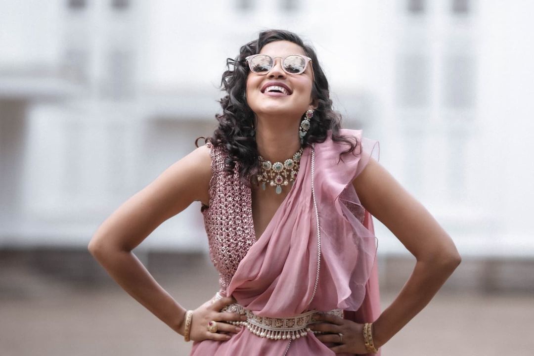 സാരി ഇങ്ങനെയും ഉടുക്കാം അല്ലേ; അമല പോളിന്റെ ഫോട്ടോഷൂട്ട് ഏറ്റെടുത്ത് സോഷ്യല്‍ മീഡിയ