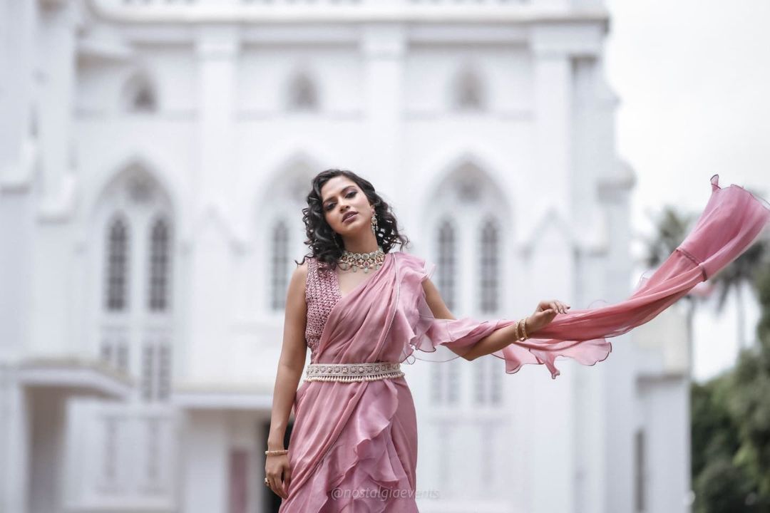 സാരി ഇങ്ങനെയും ഉടുക്കാം അല്ലേ; അമല പോളിന്റെ ഫോട്ടോഷൂട്ട് ഏറ്റെടുത്ത് സോഷ്യല്‍ മീഡിയ