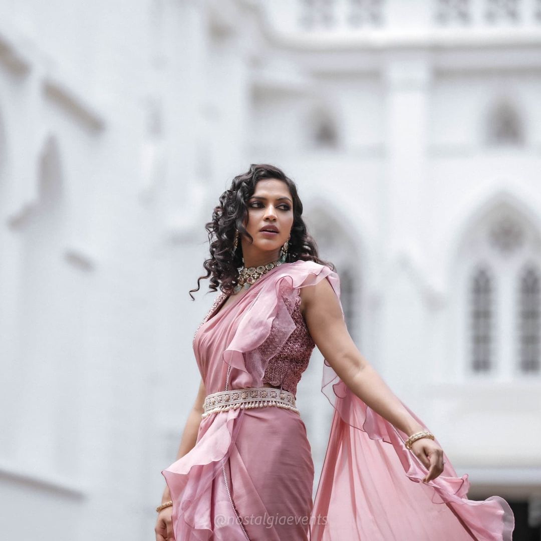 സാരി ഇങ്ങനെയും ഉടുക്കാം അല്ലേ; അമല പോളിന്റെ ഫോട്ടോഷൂട്ട് ഏറ്റെടുത്ത് സോഷ്യല്‍ മീഡിയ