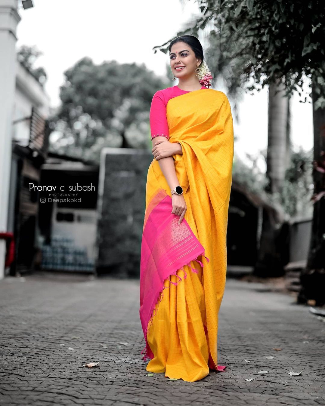 ചുവപ്പിനെന്തരൊഴക്, ചുവന്ന സാരിയിൽ സുന്ദരിയായി അനുശ്രീ, ചിത്രങ്ങൾ