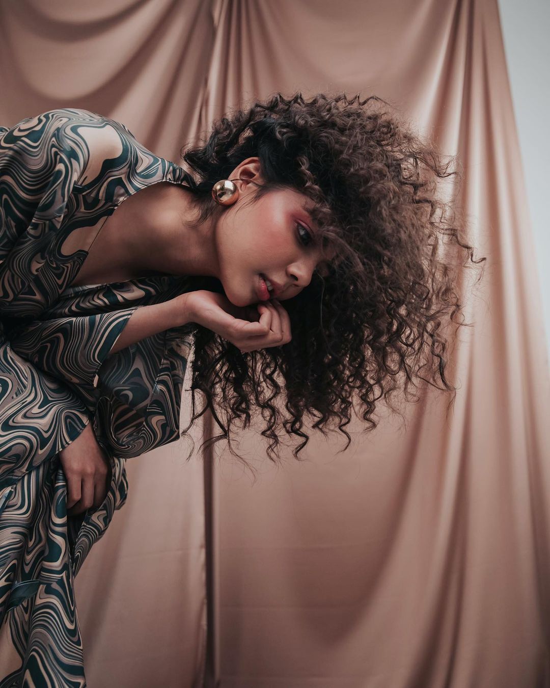 സോ കൂൾ കൽ സോൺ! കണ്ടിട്ട് ദുൽഖറിന് പോലും മനസ്സിലായില്ല,  കല്യാണിയുടെ പുത്തൻ ലുക്ക്, ചിത്രങ്ങൾ